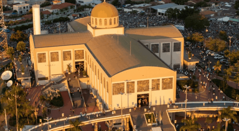 2026 em Trindade; Confira Horários de Missas e Shows
